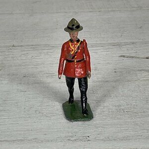 BRITAINS FROM SET NO. 1554 ROYAL CANADIAN MOUNTIE POLICEMAN - RARE 1940'S 2.5”